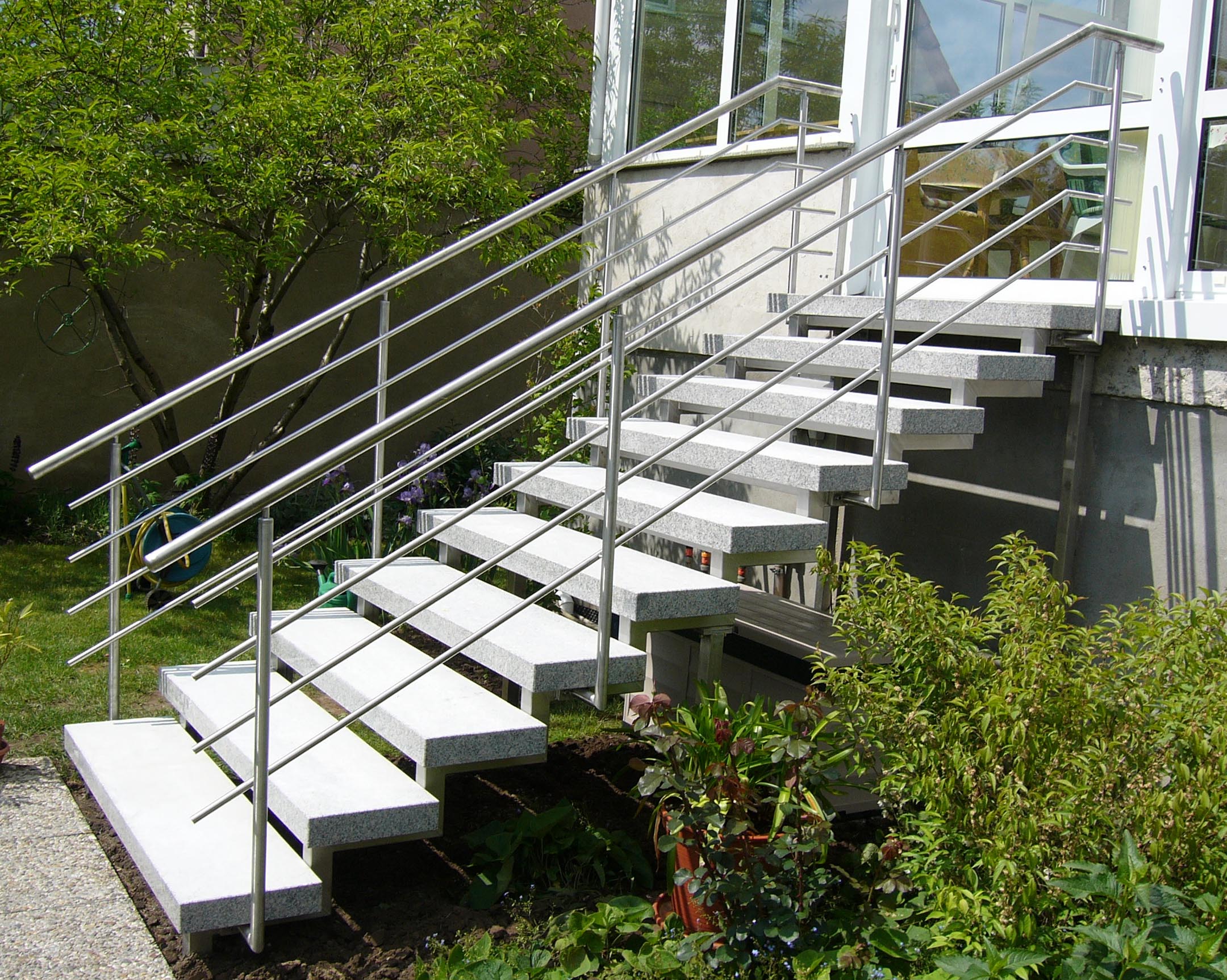 freitragende Außentreppe aus Naturstein